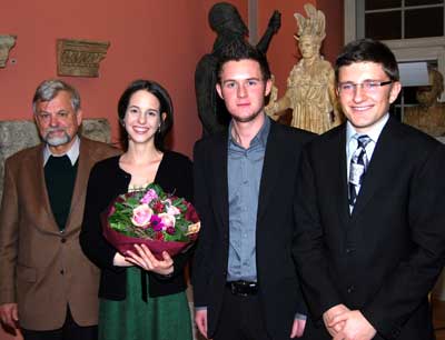 v.l.: Dekan Hans Moser, Corinne Fraccaroli, Simon Zuenelli und Georg Berger.